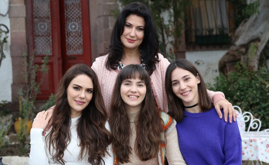 Özgü Kaya, Almila Ada and Melisa Berberoğlu, who met in the Üç Kız Kardeş  series, look very nice!