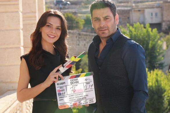 What is the subject of the Uzak Şehir series, who is in the cast?